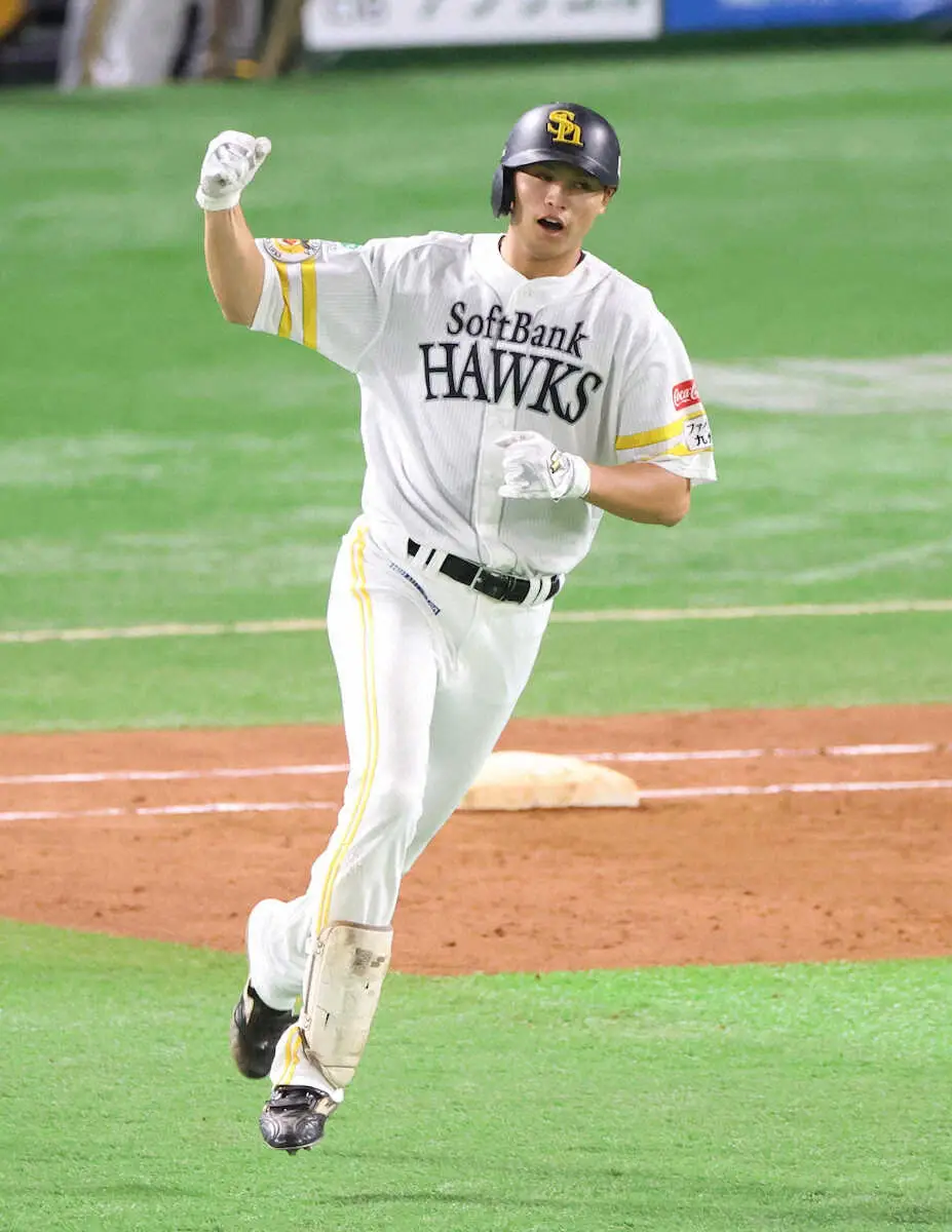 5回、笹川はプロ初本塁打を放つ（撮影・平嶋　理子）
