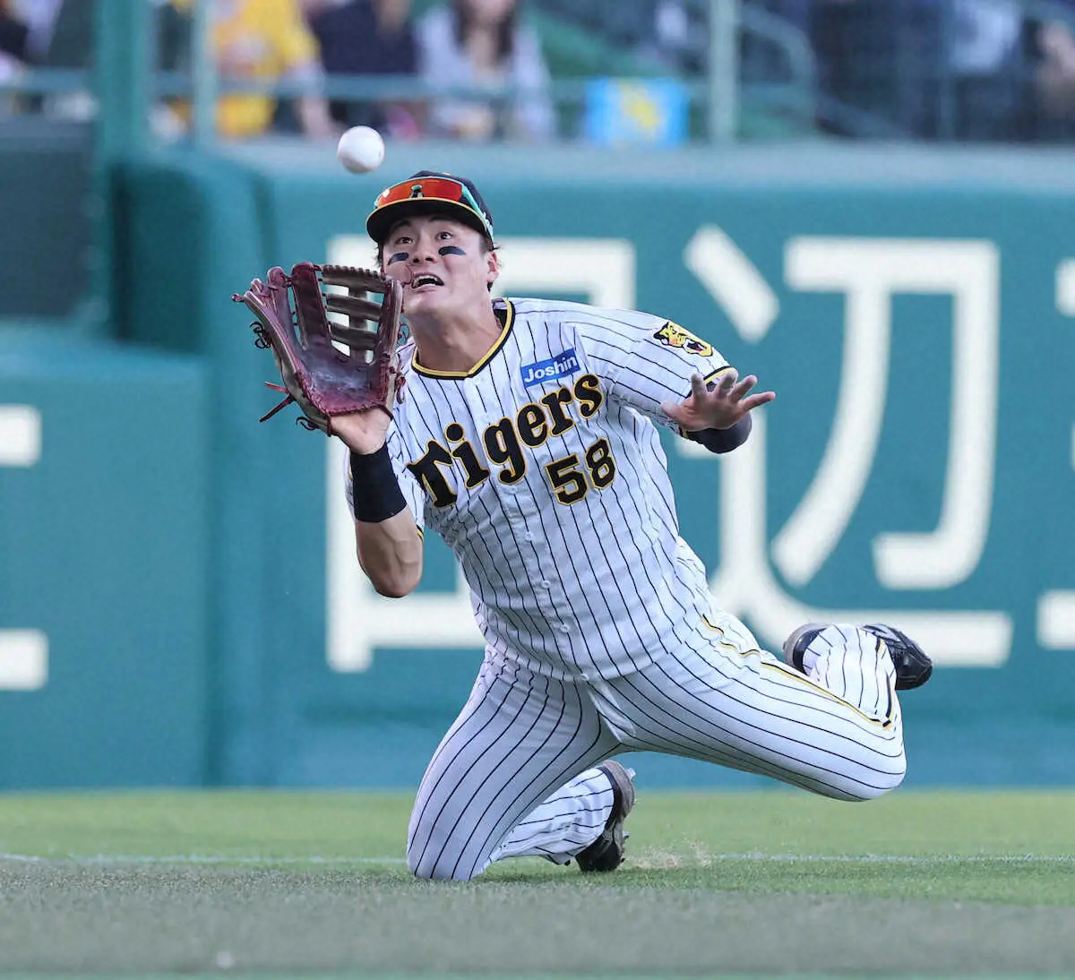 【画像・写真】阪神・前川が超絶美技で村上を盛り立てる　水野の邪飛を決死のダイビングキャッチ