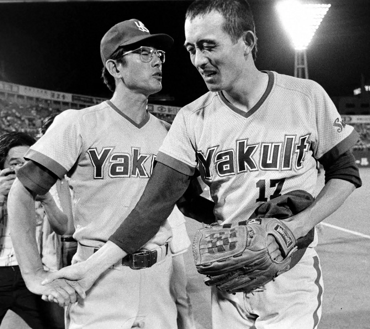 1978年、広岡監督（左）と勝利の握手を交わす松岡