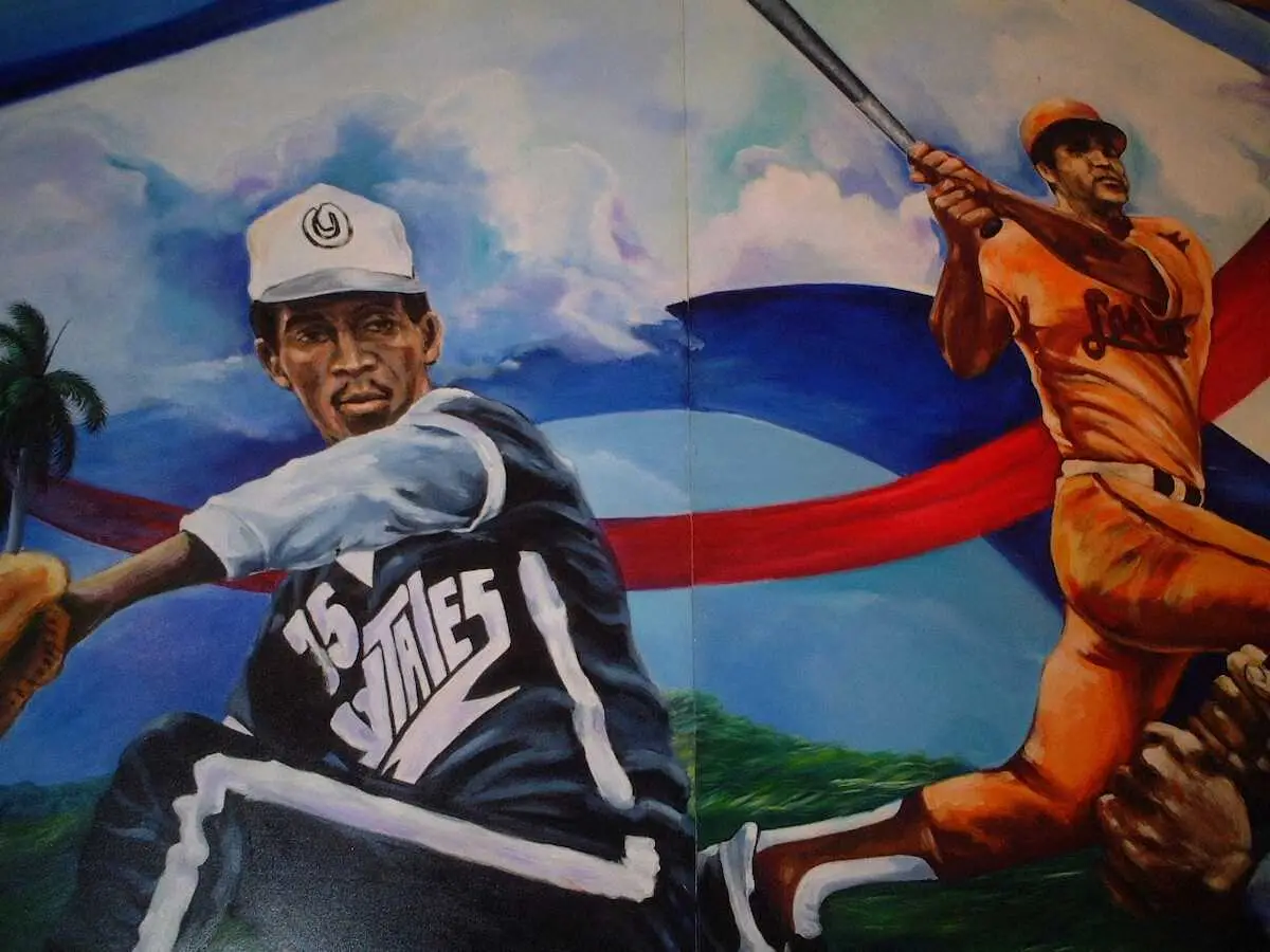 ハバナのラテンアメリカ球場内の壁画に描かれた投打の英雄、ビネン（左）とムニョス（2002年11月10日撮影）
