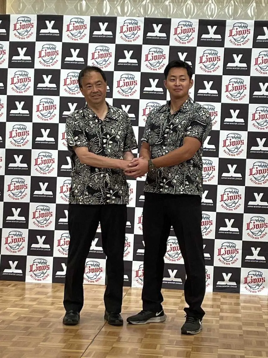 会見を飯田光男球団本部長（左）とジャパンリーグ代表取締役・鷲崎一誠氏