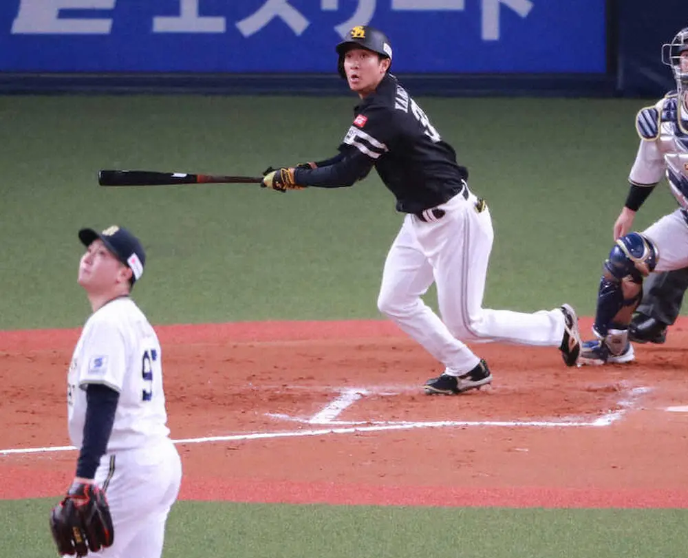 ＜オ・ソ＞8回、古田島（左）から適時二塁打を放つ代打・柳町（撮影・中辻　颯太）