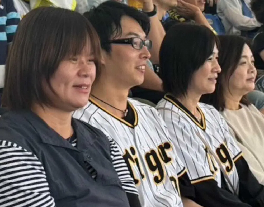 親族と試合観戦する阪神・野口の母・和香子さん（左端）