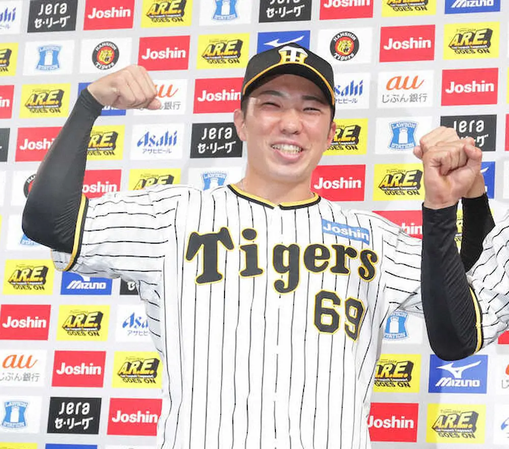 【画像・写真】阪神・石井の「勝ちマッスルタオル」5日から販売　笑顔でPR「応援よろしくお願いしマッスル！」