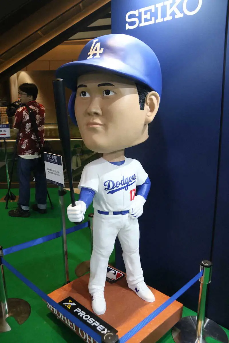 展示会の会場に設置された打者・大谷翔平の巨大ボブルヘッド人形