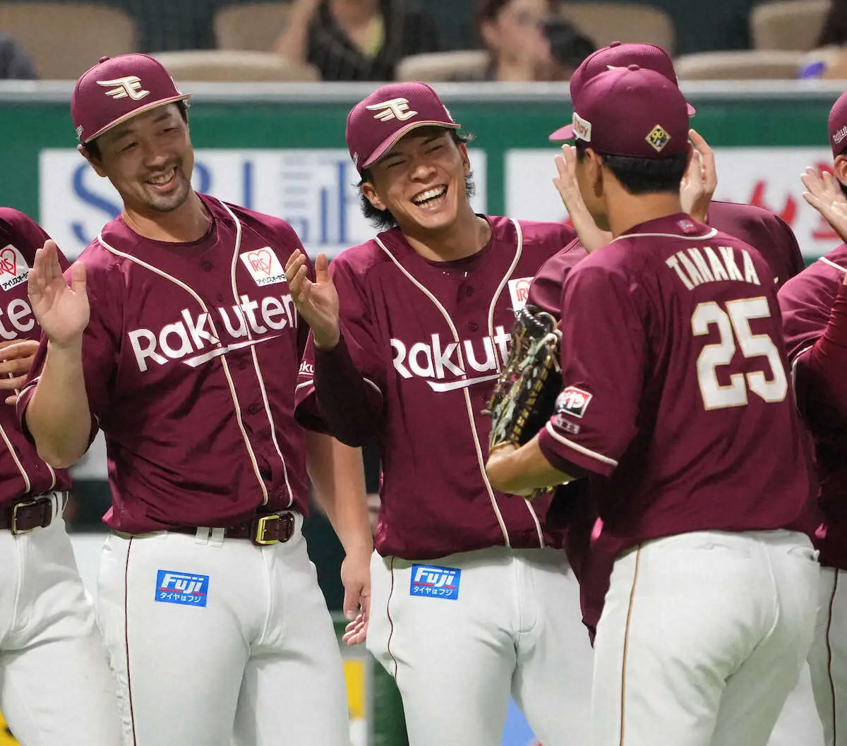 ＜ソ・楽＞5勝目を挙げた早川(中央)はナインと笑顔でタッチを交わす（撮影・岡田　丈靖）