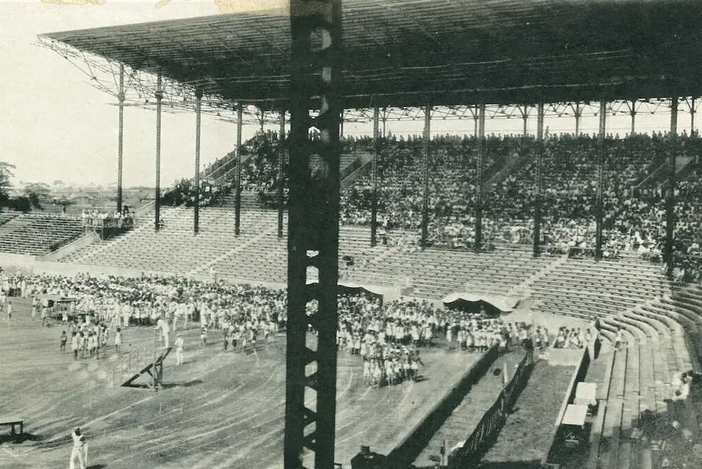 1924年8月1日、開場式の甲子園球場。鉄傘が内野席を覆っていた＝阪神電気鉄道提供＝。アルピススタンドはまだなかった
