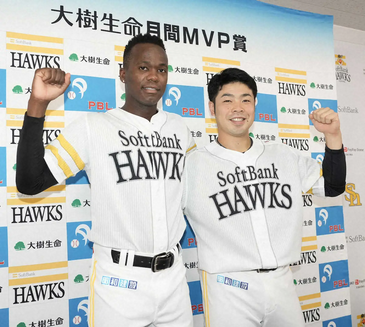 6月度月間MVPを受賞し笑顔でポーズするソフトバンクのモイネロ（左）と近藤（撮影・岡田　丈靖）