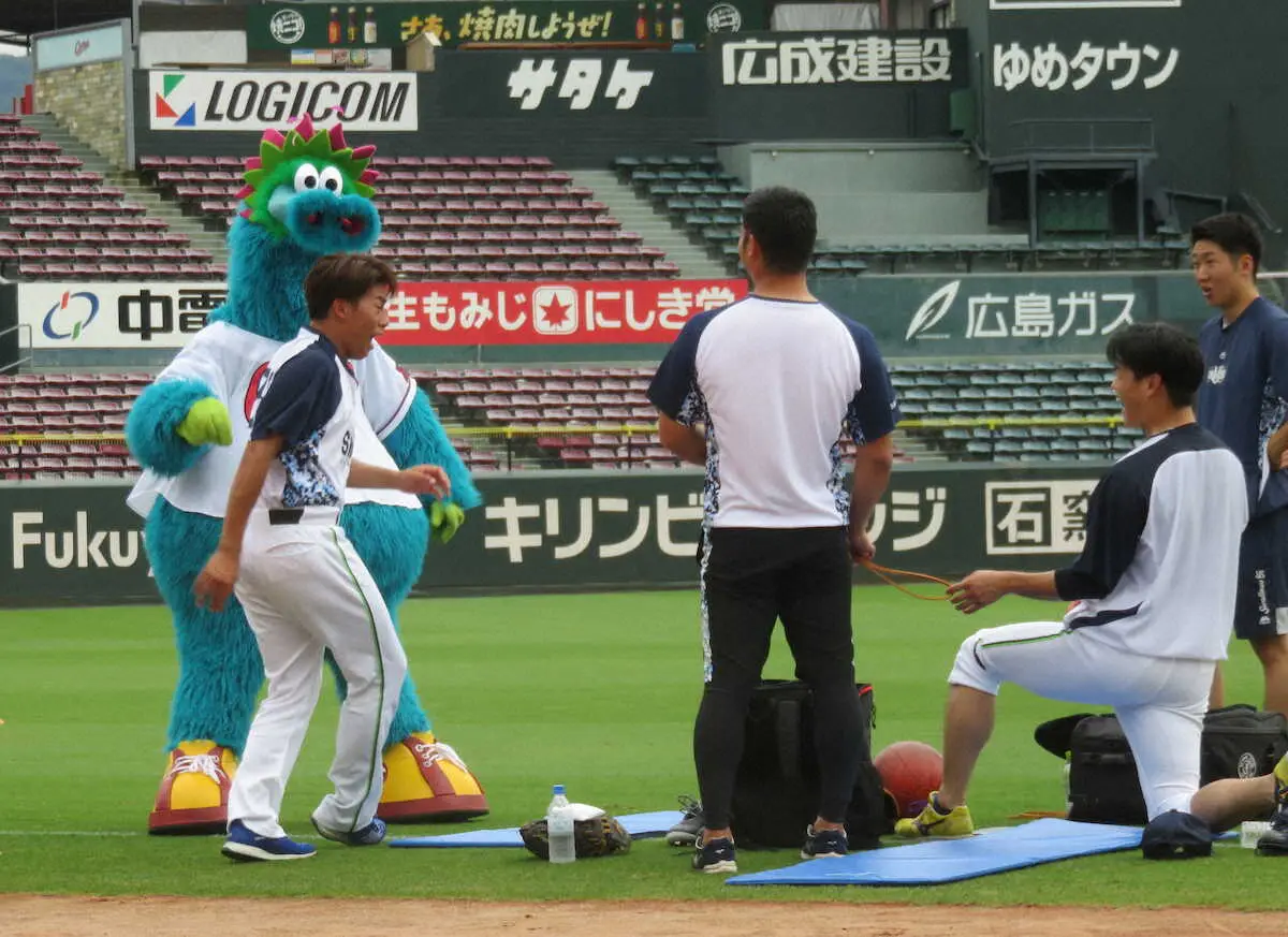 ヤクルト・石川、高橋、山野の「左腕トリオ」にアウェーの洗礼！？練習中にスラィリーから“奇襲攻撃”