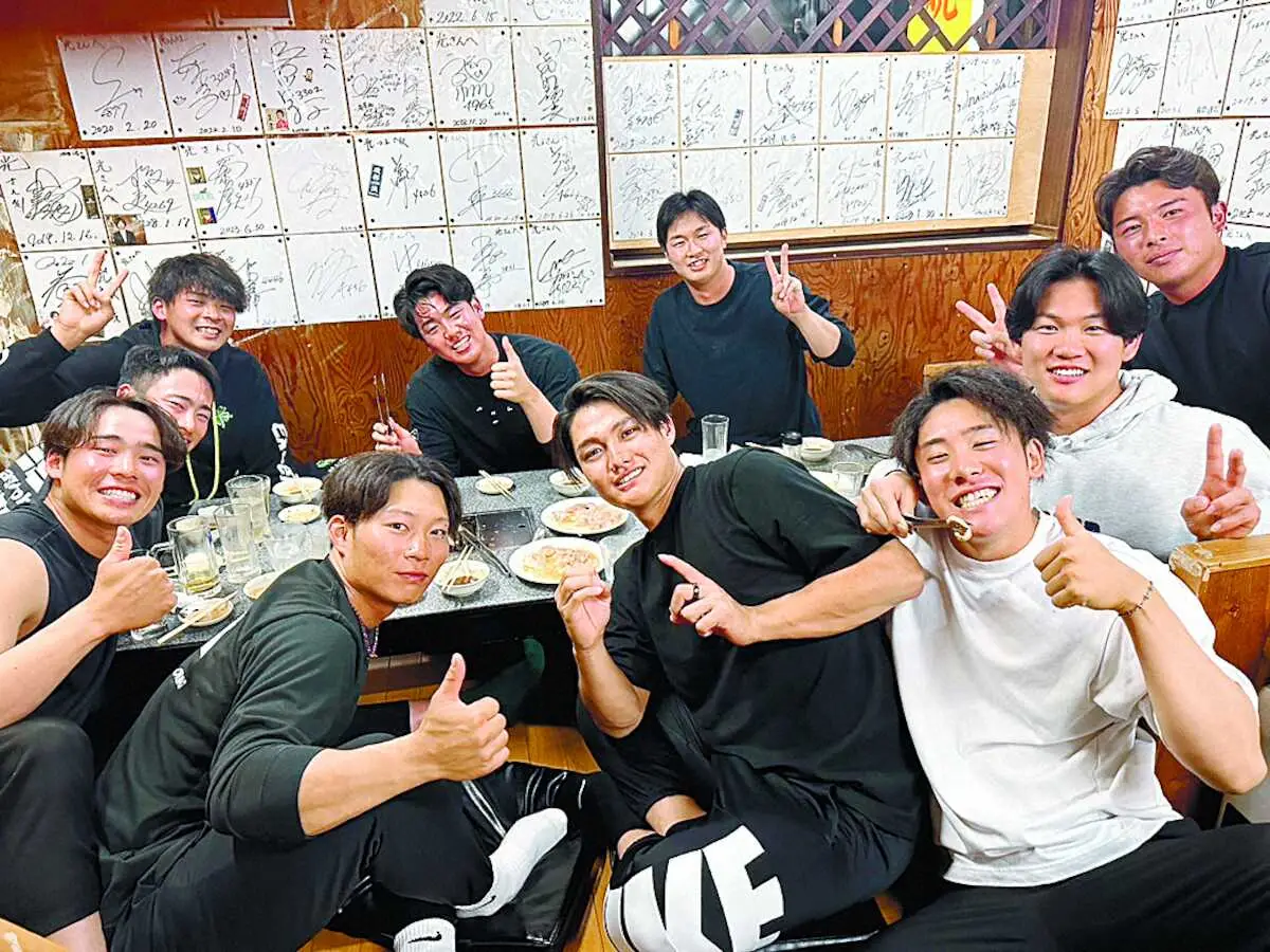 今年4月上旬に食事会を開催した阪神の2001年生まれ世代（右下が富田・提供写真）