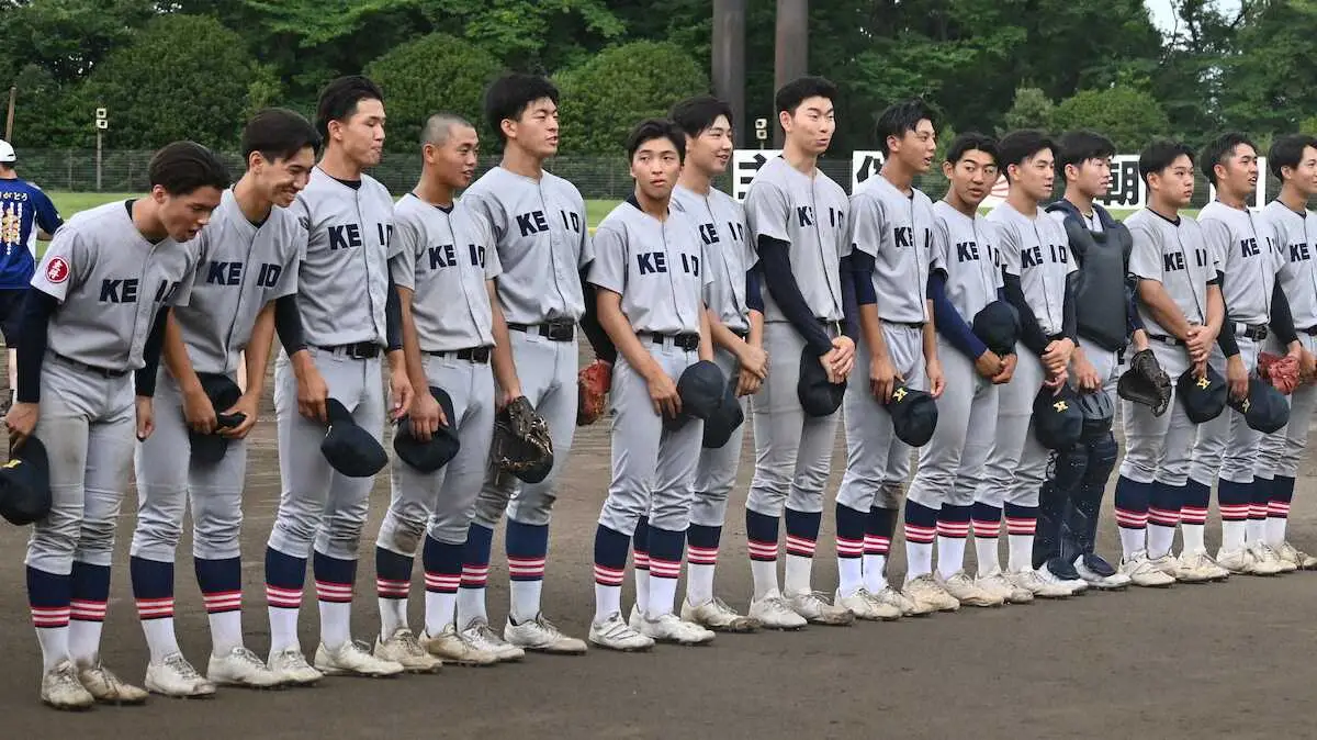 ＜慶応・横須賀学院＞初戦をコールド勝ちで突破した酒井（左から4人目）ら慶応ナイン（撮影・村井　樹）