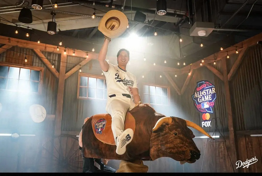 カウボーイハットを持って闘牛の模型に乗るドジャース・大谷。球団公式X（@Dodgers）より