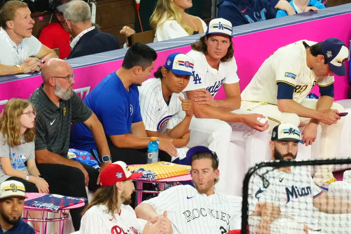 本塁打競争を見守るカブス・今永（後列中央）とドジャース・グラスノー（後列右から2人目）　（撮影・西尾　大助）
