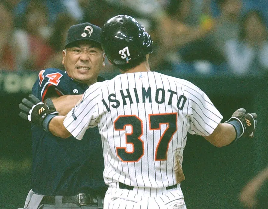 2003年の日本ハム・ダイエー13回戦、4回裏2死ニ塁、タイムリー安打で二塁走者・石本努内野手がホームを突くもアウト。山崎夏生球審に詰め寄る石本