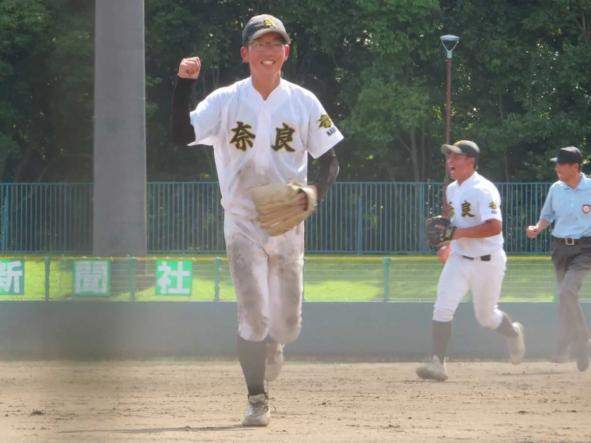 ベスト8入りを決めた奈良・清水健次郎投手はガッツポーズで喜ぶ