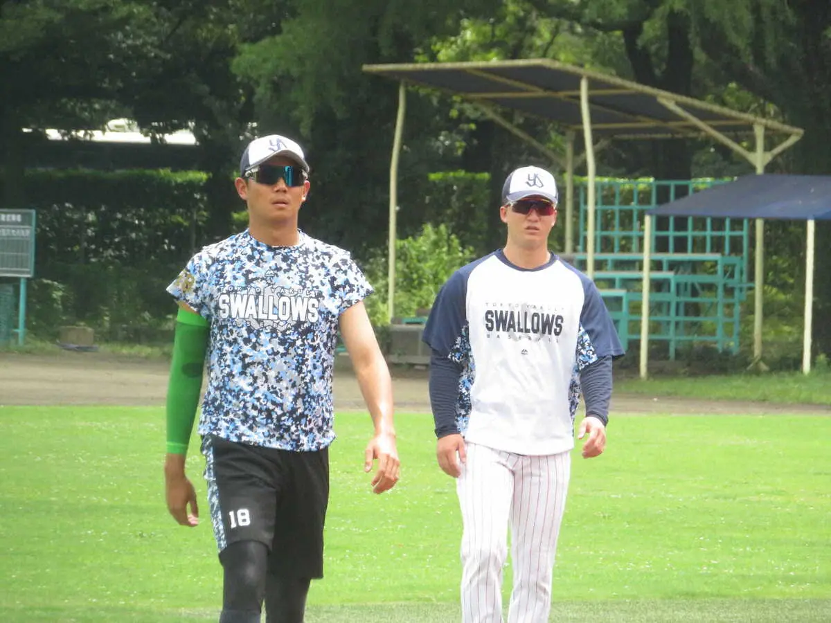チームの先発投手練習に参加した奥川（左）と吉村