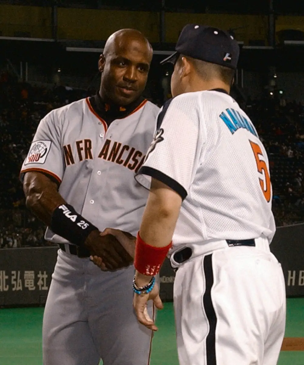 2002年11月の日米野球第4戦でMVPのジャイアンツのバリー・ボンズ（左）と握手する敢闘賞の近鉄・中村紀洋氏