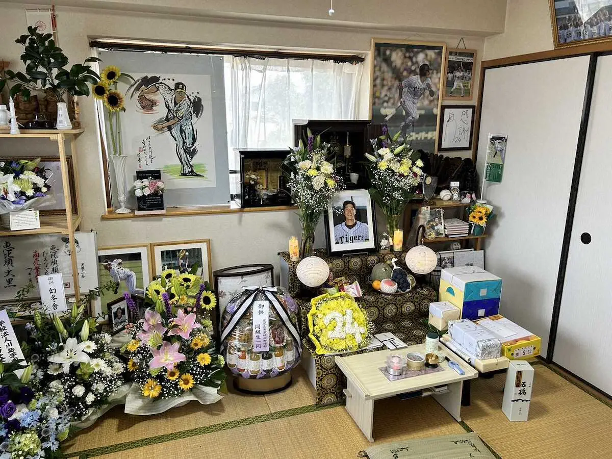 一周忌を迎え、阪神関係者を含む多くの関係者から供花、供物が横田慎太郎さんの祭壇に届いた