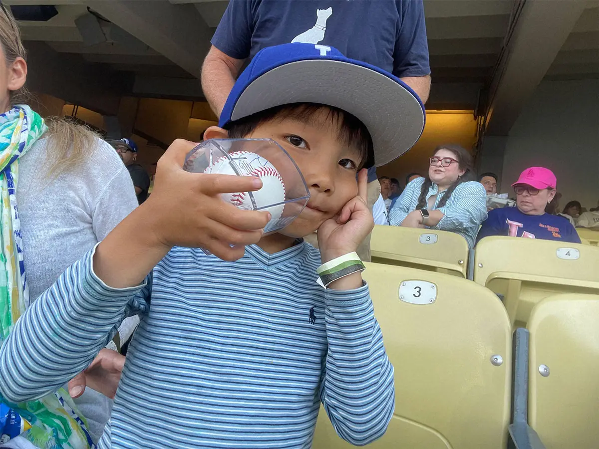 Nobuyoshi, smiling as he holds a ball autographed by Ohtani, invited to the game on the 5th (photo provided by the family).