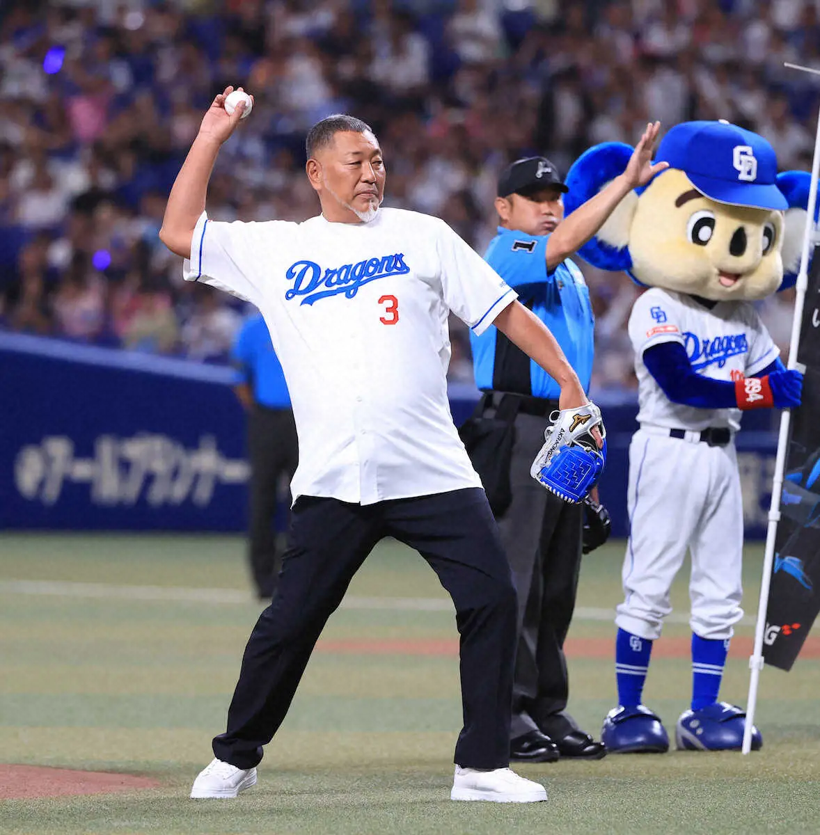 清原和博氏「感謝」の始球式　背番号3姿でワンバウンド投球　とんぼの曲に乗って登場、選手への配慮も