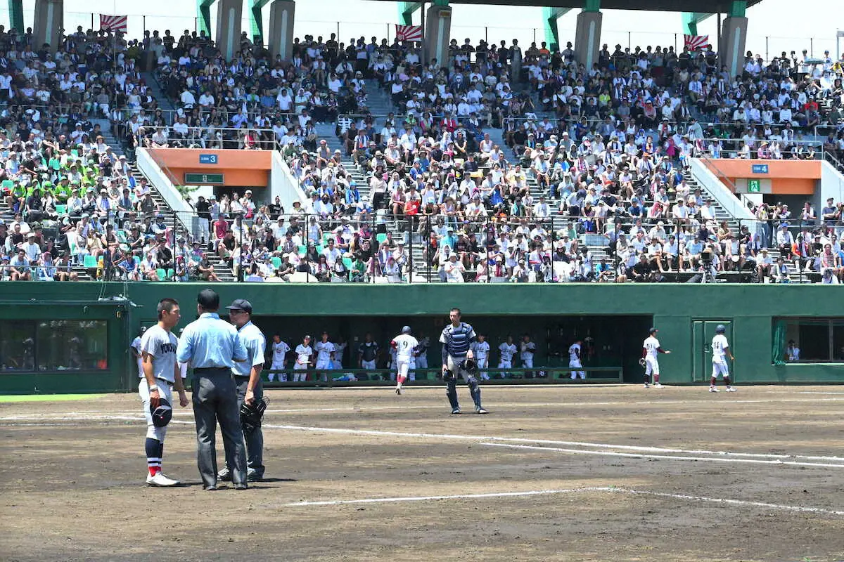 【高校野球】横浜戦で判定トラブル　異例7度の伝令による中断　横浜ナインも暑さ対策でベンチに下がる