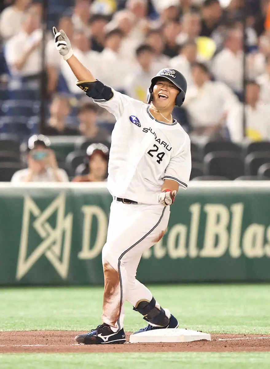 ＜SUBARU・JFE西日本＞初回、先制適時三塁打を放ち、ガッツポーズするSUBARU・外山（撮影・五島　佑一郎）