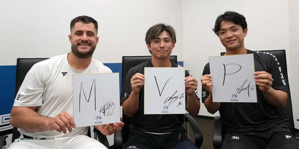 サイン色紙を手にする（左から）マルティネス、上川畑、郡司（撮影・高橋　茂夫）