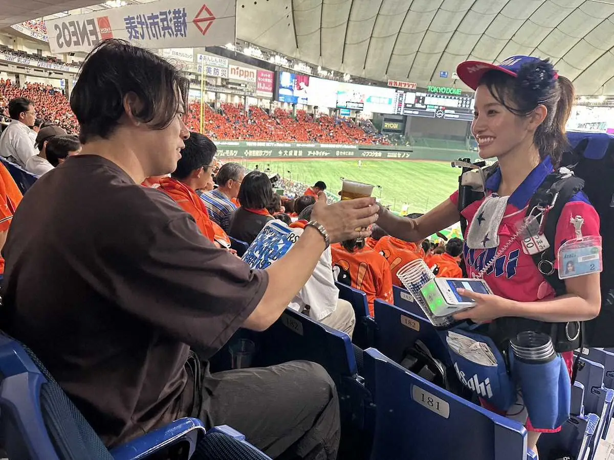 東京ドームの三塁側応援席でENEOS―東海理化戦を観戦し、ビールを購入する巨人・高梨