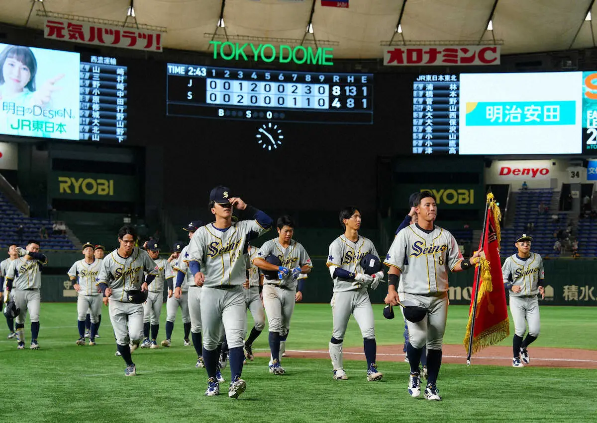 ＜西濃運輸・JR東日本東北＞試合に敗れ、引き揚げる西濃運輸ナイン（撮影・木村　揚輔）