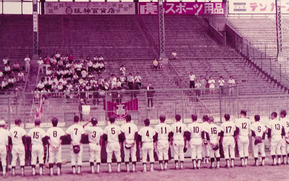 3年夏の兵庫大会は甲子園球場で敗れ、スタンドの応援団にあいさつする西宮北の選手たち。背番号「1」が宝馨会長＝本人提供＝