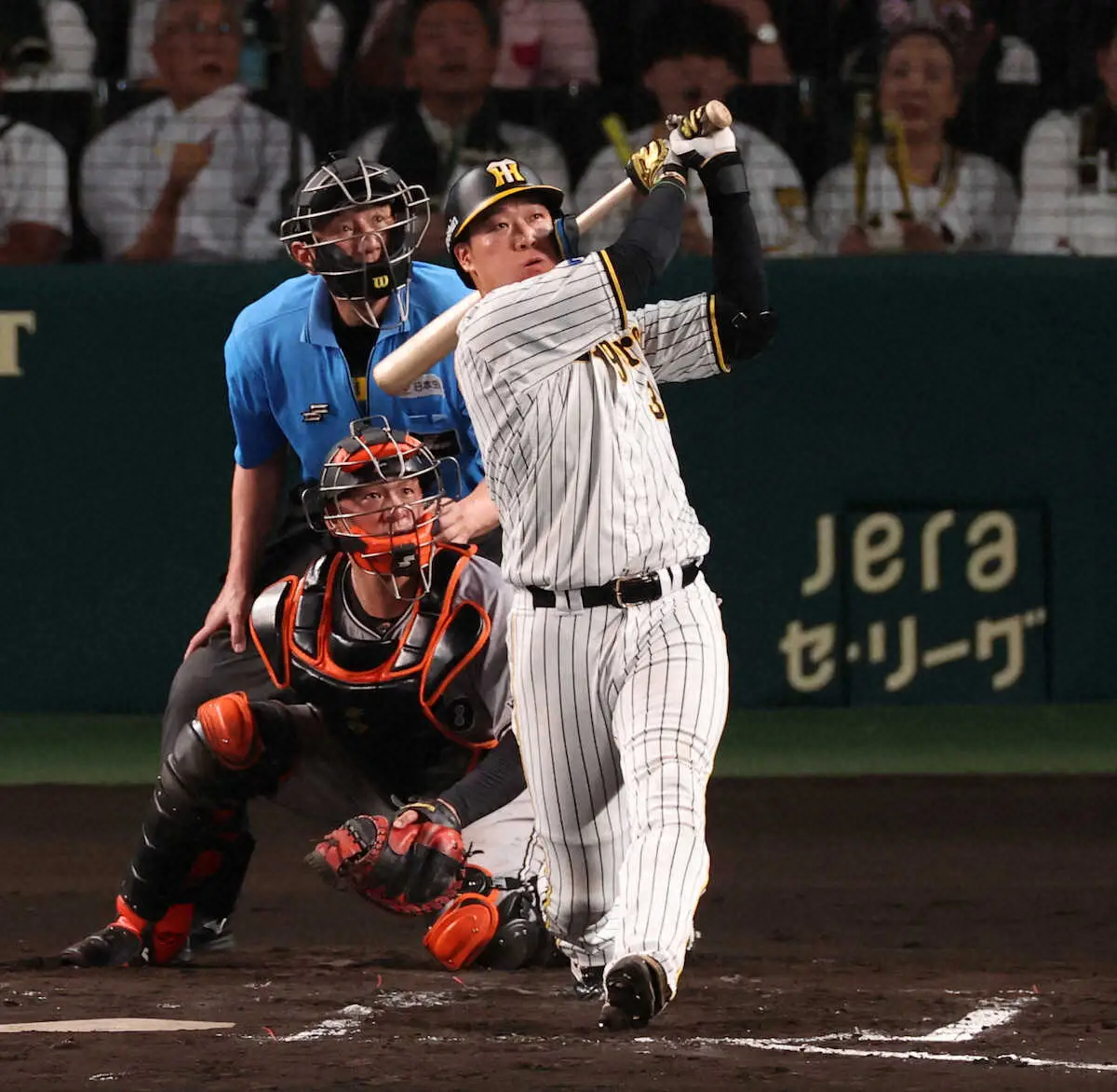 ＜神・巨＞6回、左越えに3ランを放つ大山（撮影・北條　貴史）