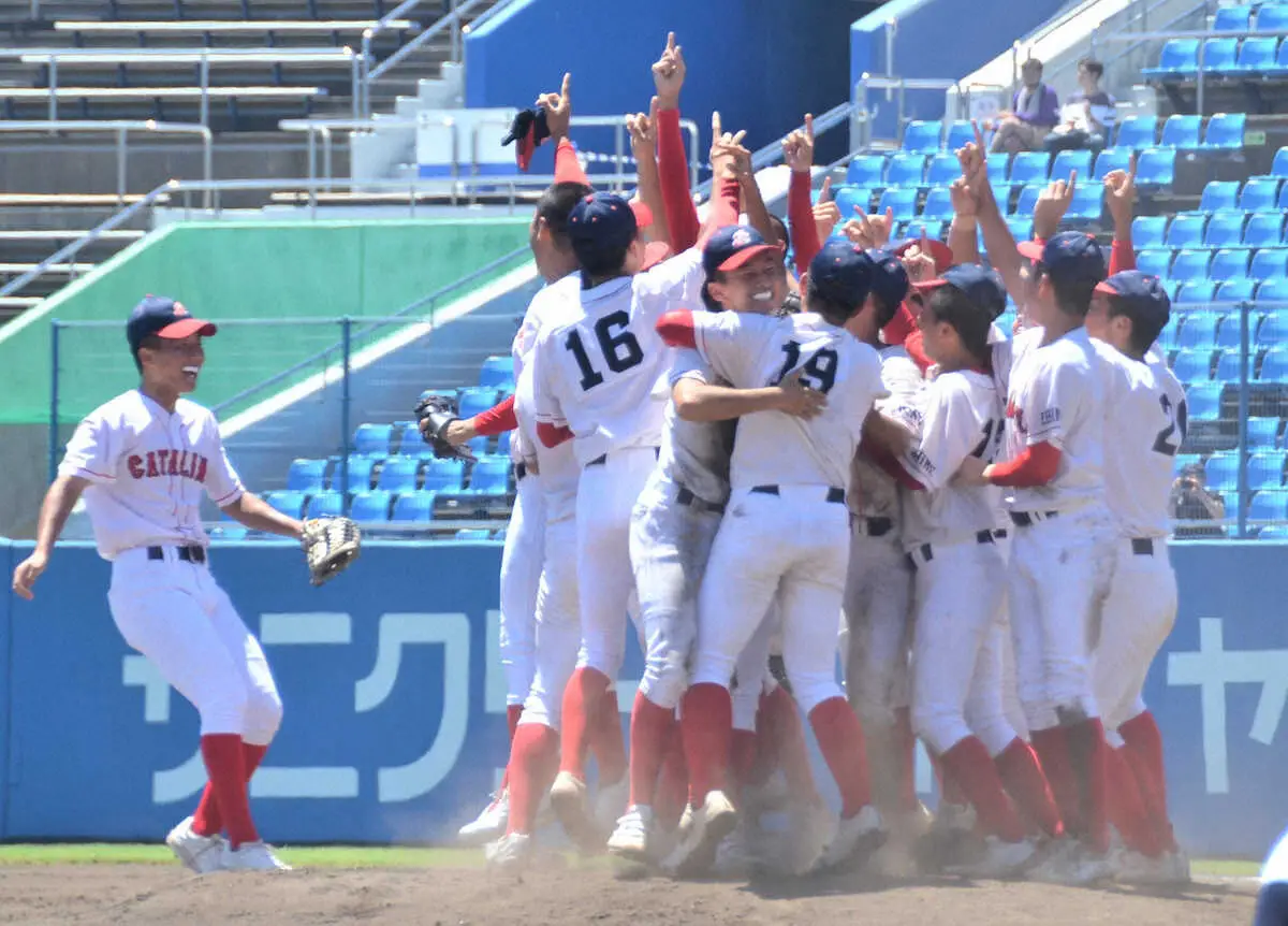 ＜聖カタリナ学園・西条＞夏の甲子園初出場を決めて喜ぶ聖カタリナ学園ナイン（毎日新聞社提供）