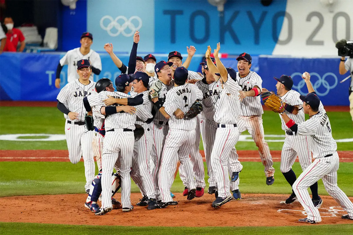 東京五輪で金メダル獲得し歓喜する日本ナイン