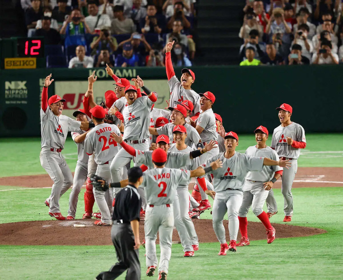 ＜三菱重工East・JR東日本東北＞優勝し、歓喜の三菱重工Eastナイン（撮影・光山　貴大）