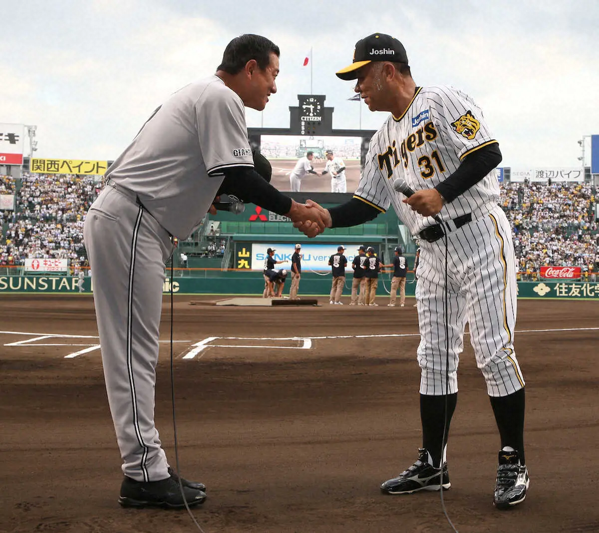 ＜神・巨＞試合前に行われたイベントに登場し握手する原辰徳氏（左）と掛布雅之氏（撮影・亀井　直樹）