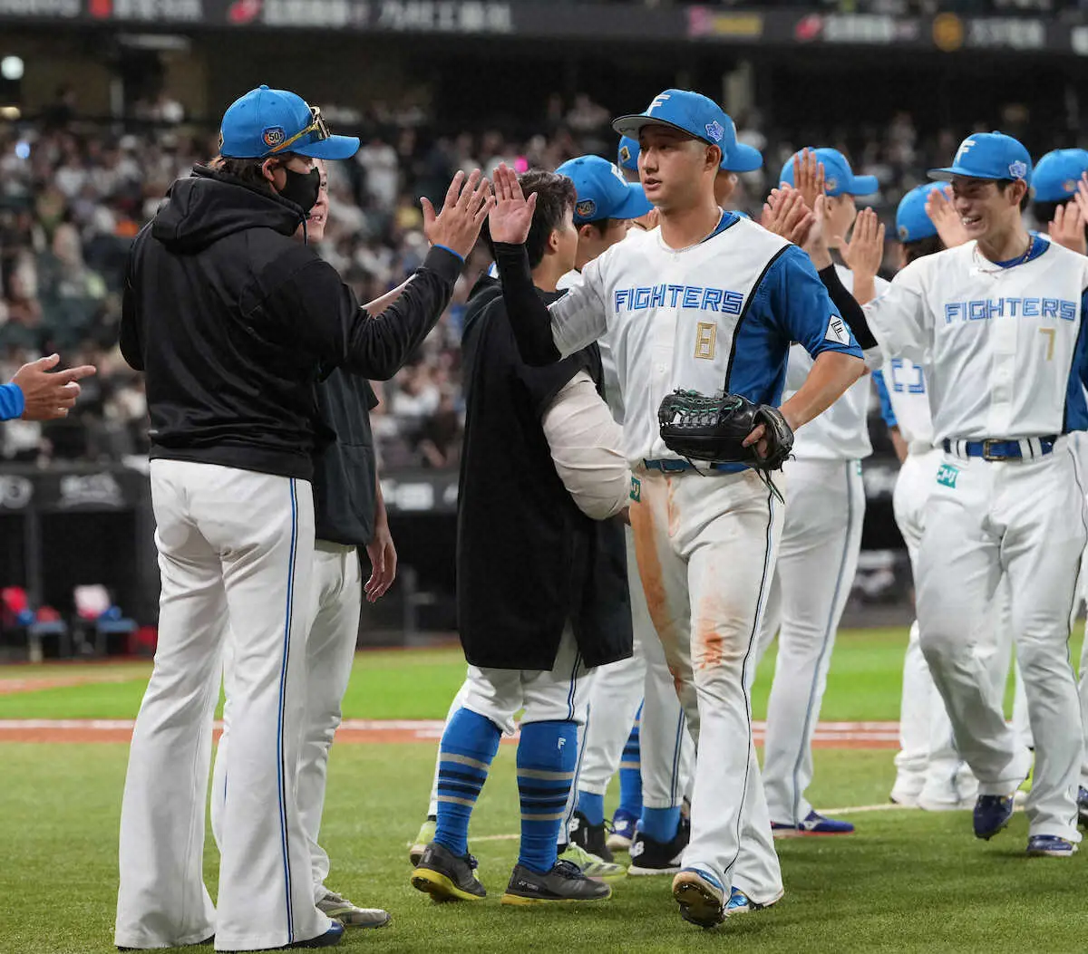 ＜日・オ＞浅間と勝利のハイタッチを交わす新庄監督（撮影・高橋　茂夫）