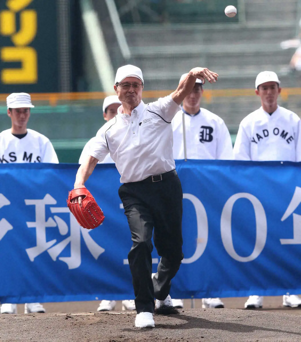 15年、高校野球100周年を記念し始球式を務める早実OB・王貞治氏
