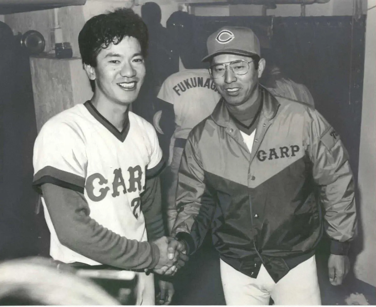 86年、完封勝利の広島・大野（左）を祝福する阿南監督