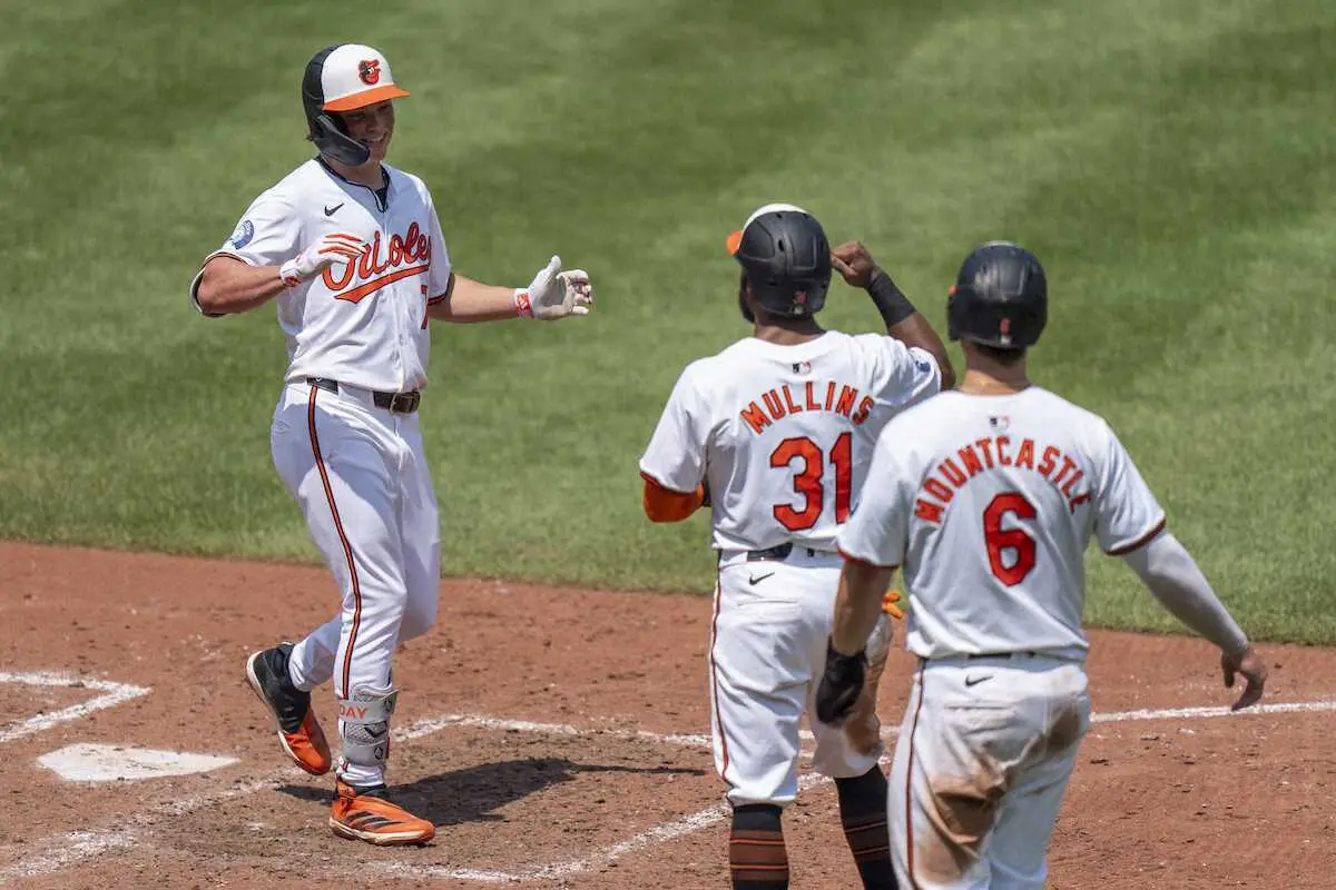 【画像・写真】MLB若手有望株1位のホリデーがメジャー初本塁打！球団史上最年少の満塁アーチ　父も通算316発