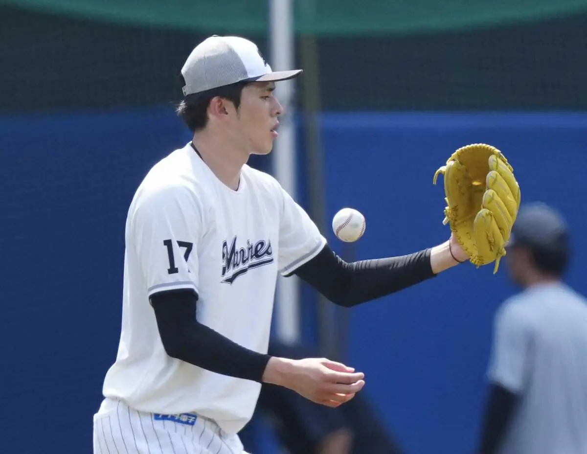 ＜ロ・西＞試合前、キャッチボールする佐々木（撮影・長久保　豊）