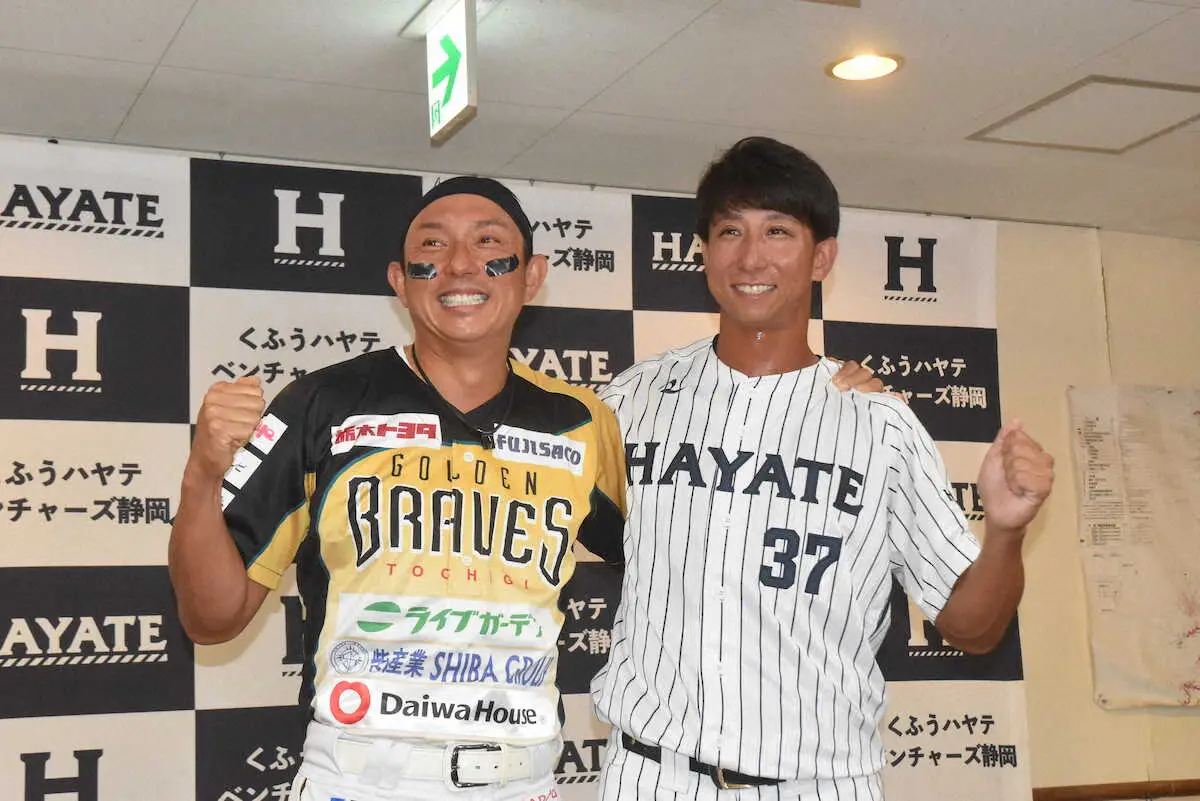 サプライズで登場した川崎宗則内野手（左）と記念撮影する福田外野手