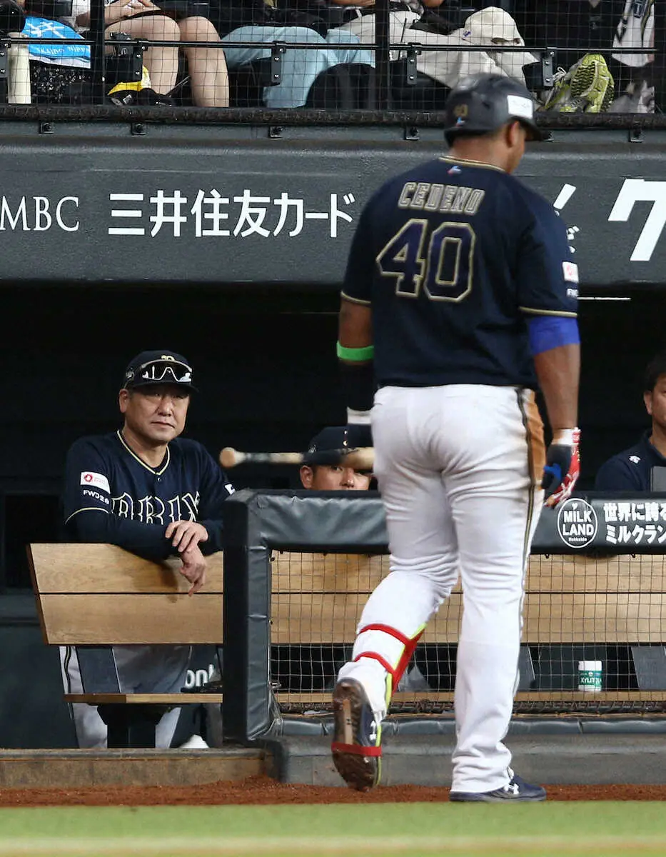 ＜日・オ＞9回、ベンチで試合を見るオリックス・中嶋監督（撮影・高橋　茂夫）