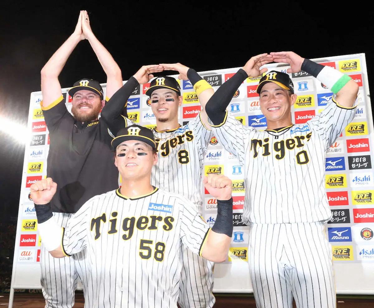 ＜神・巨＞お立ち台で、甲子園開場100周年にちなんだ「100」の数字をつくる（後列左から）ビーズリー、佐藤輝、木浪とガッツポーズの前川（撮影・北條　貴史）