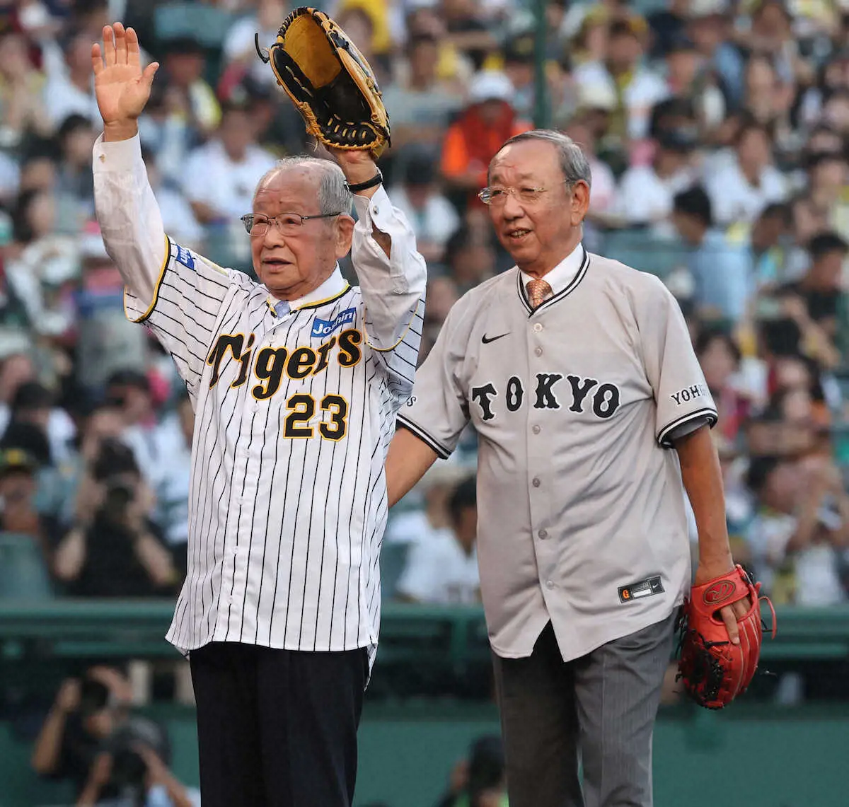 ＜神・巨＞始球式を終えて笑顔の吉田義男氏（左）と堀内恒夫氏（撮影・北條　貴史）