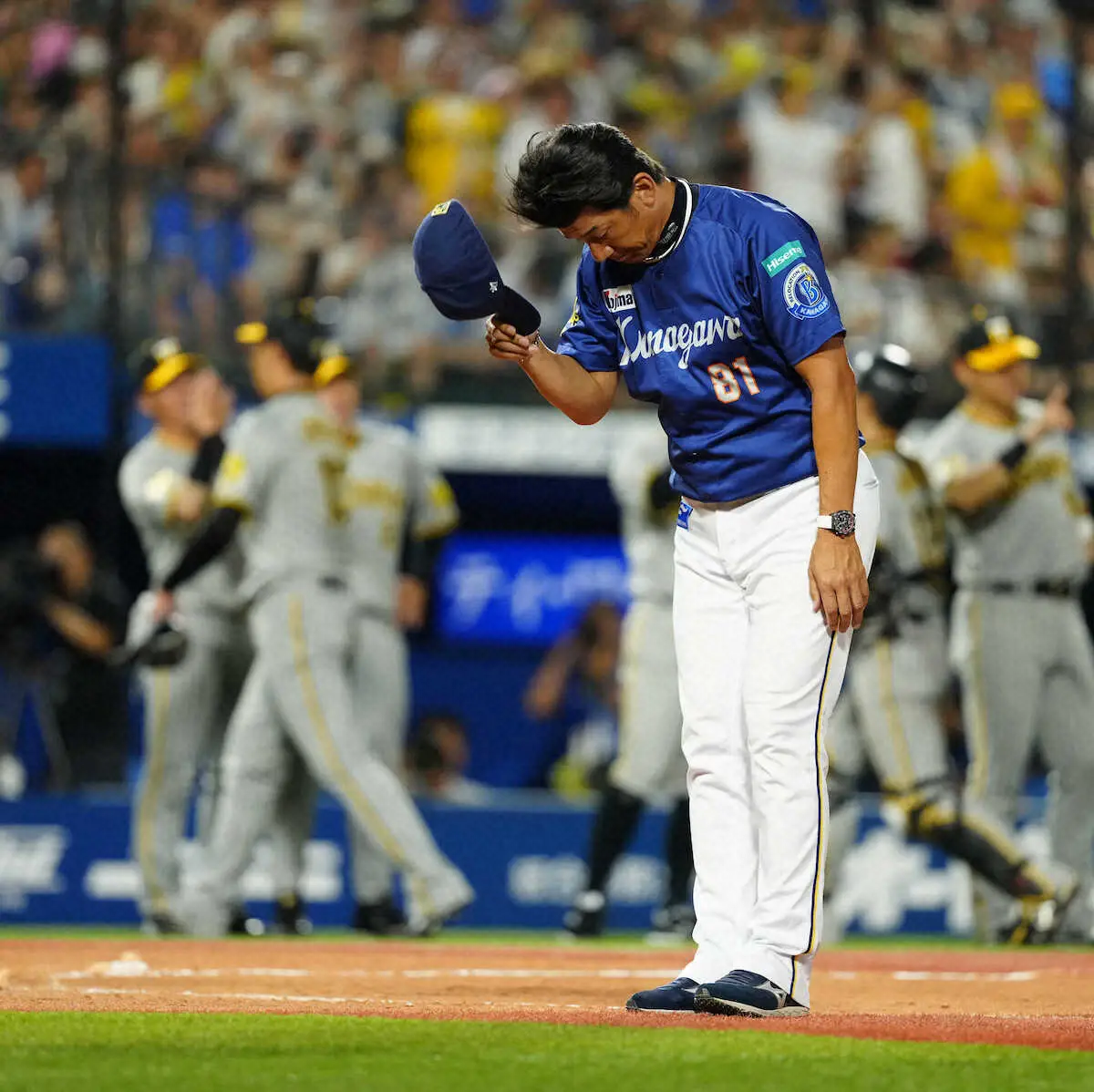 ＜D・神＞試合後スタンドに向かってあいさつする三浦監督（撮影・島崎忠彦）