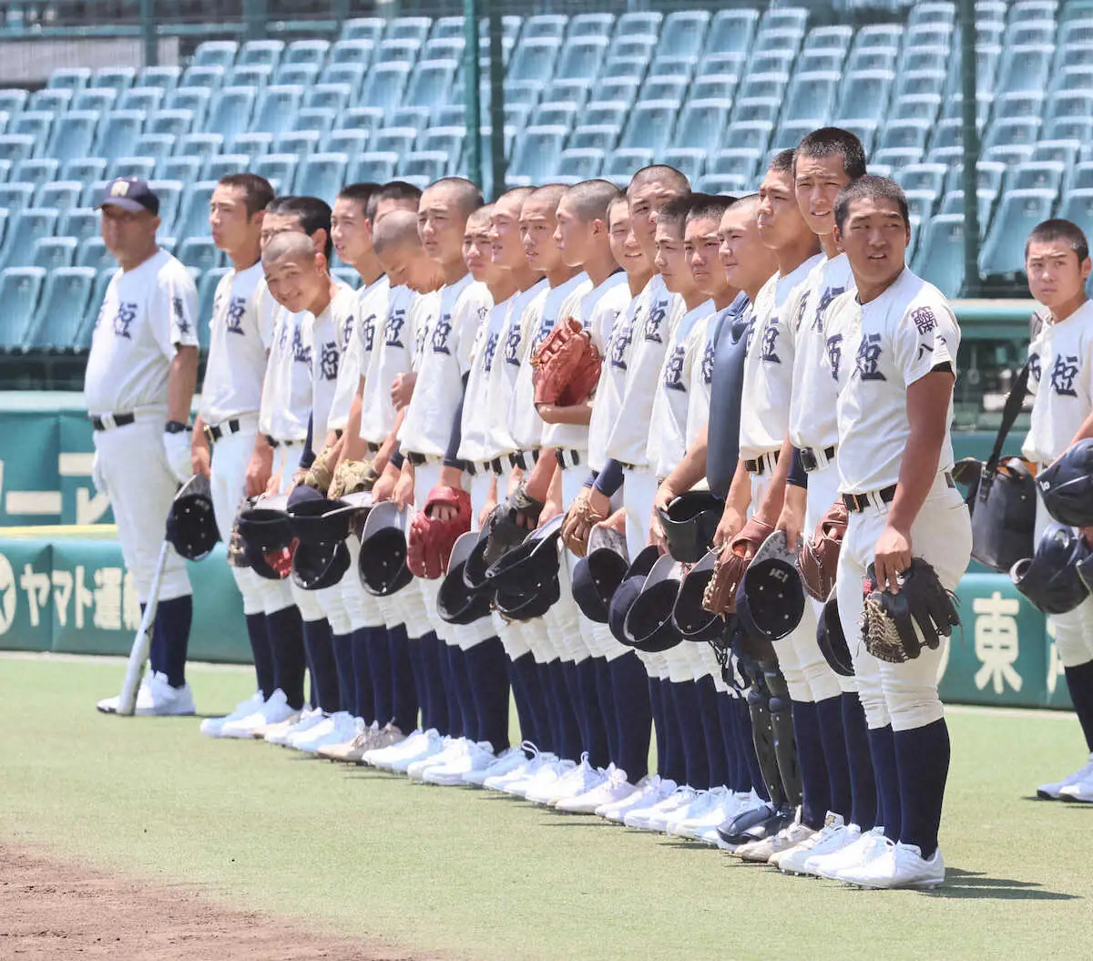 甲子園練習に臨んだ高峰主将（右）ら西日本短大付ナイン（撮影・井垣　忠夫）