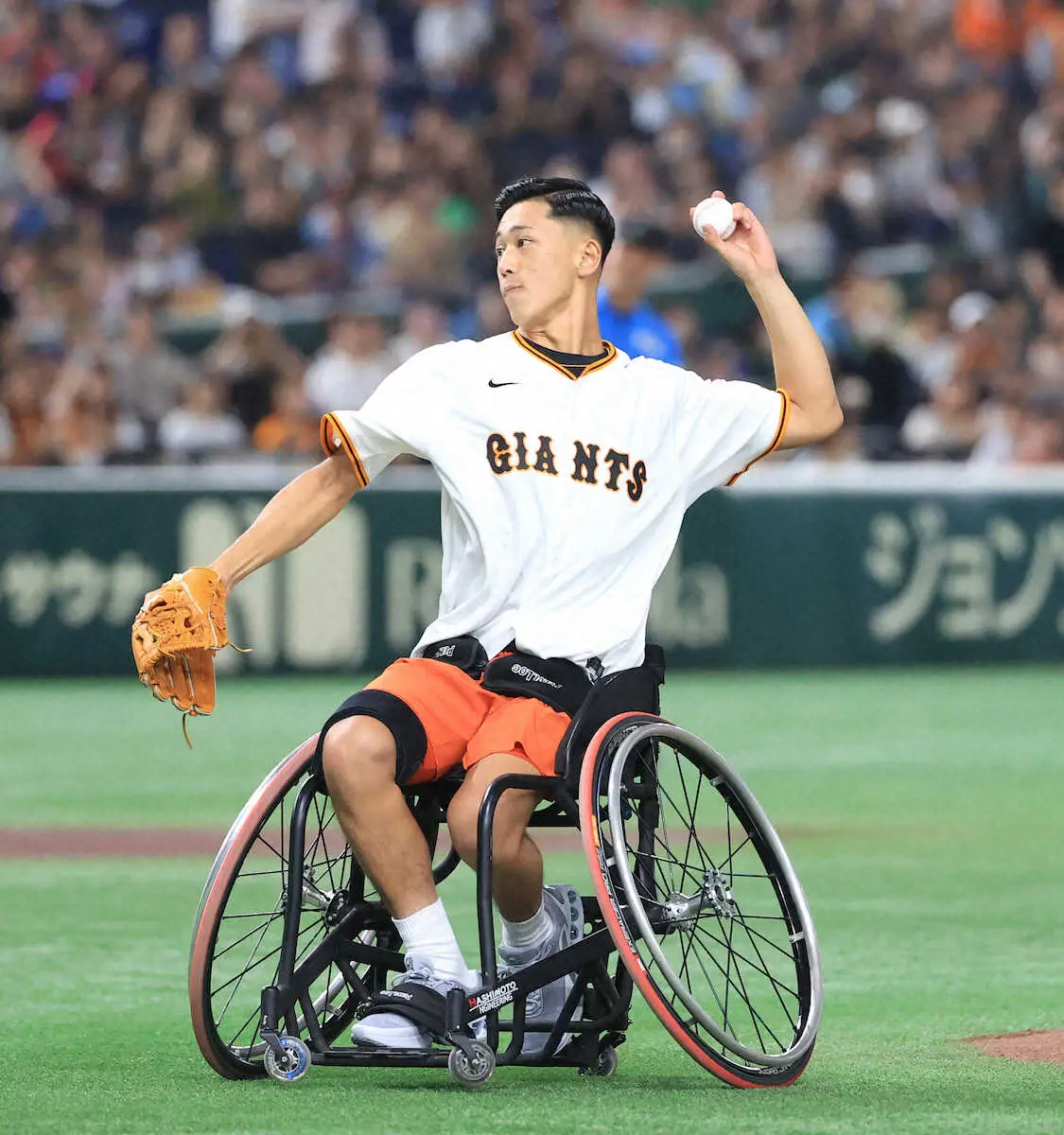 ＜巨・ヤ（16）＞始球式を行う車いすテニスの小田凱人　（撮影・西川祐介）