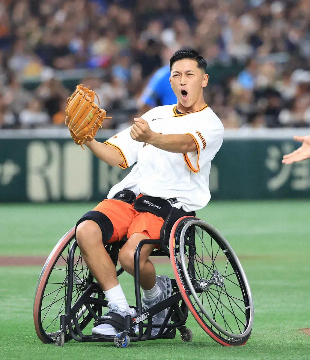 ＜巨・ヤ（16）＞始球式を行う車いすテニスの小田凱人　（撮影・西川祐介）