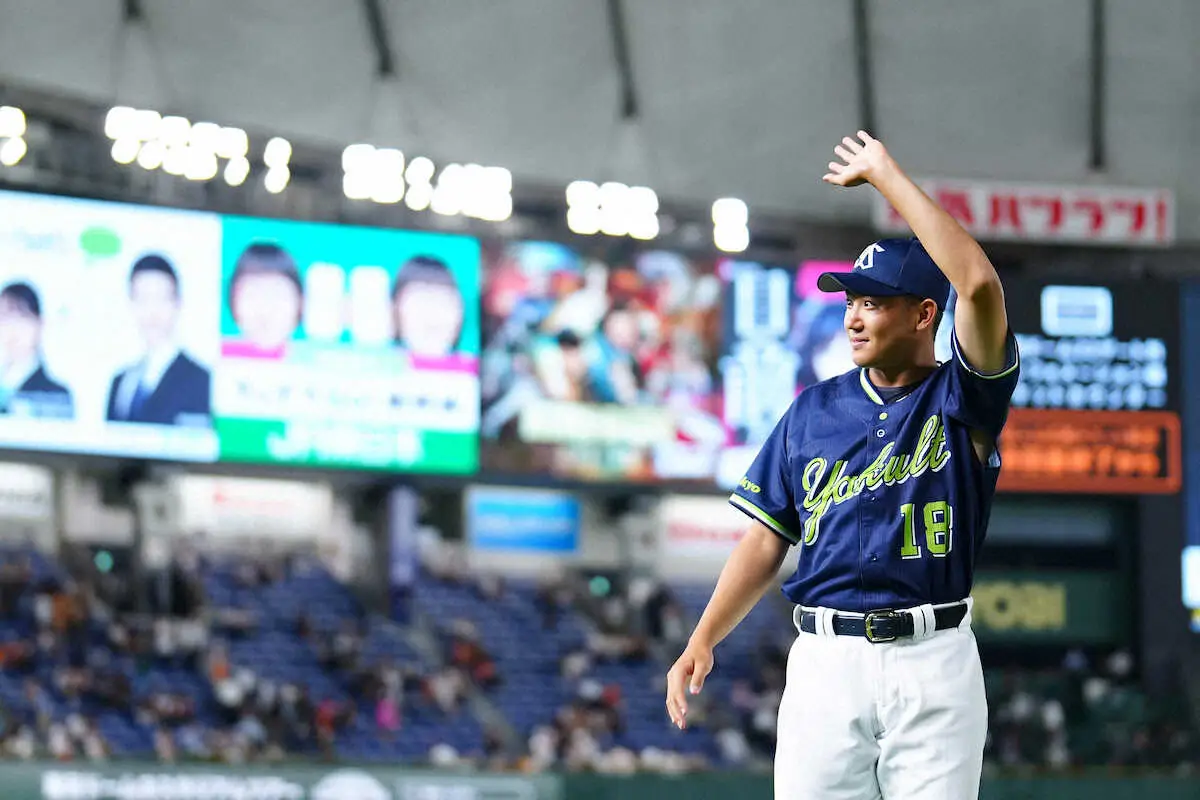 ＜巨・ヤ＞巨人に勝利しスタンドの声援に応え引き揚げる奥川（撮影・会津　智海）