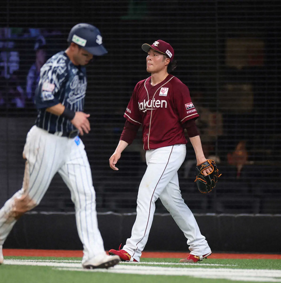 ＜西・楽＞2回、野村大の犠飛で失点して肩を落とす滝中　（撮影・白鳥　佳樹）　　　